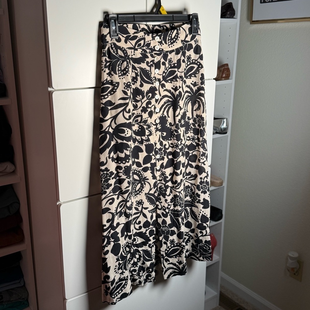 Tahari Black and Ivory Floral Button Front Skirt Size Small